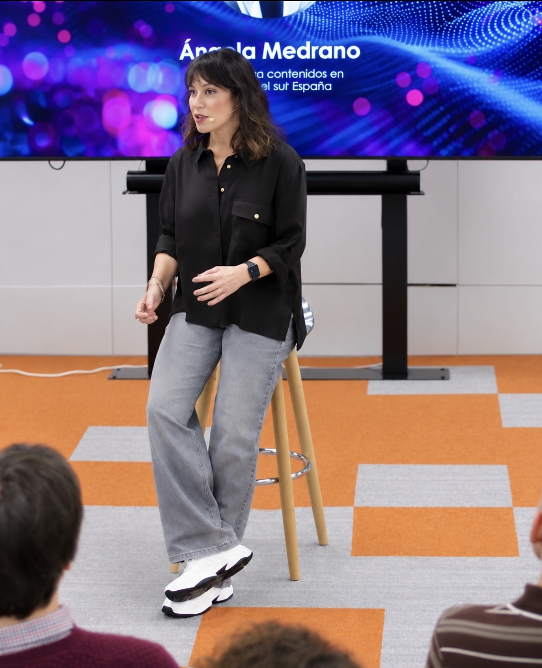 Ángela Medrano, estratega narrativa, en un entorno profesional de trabajo creativo