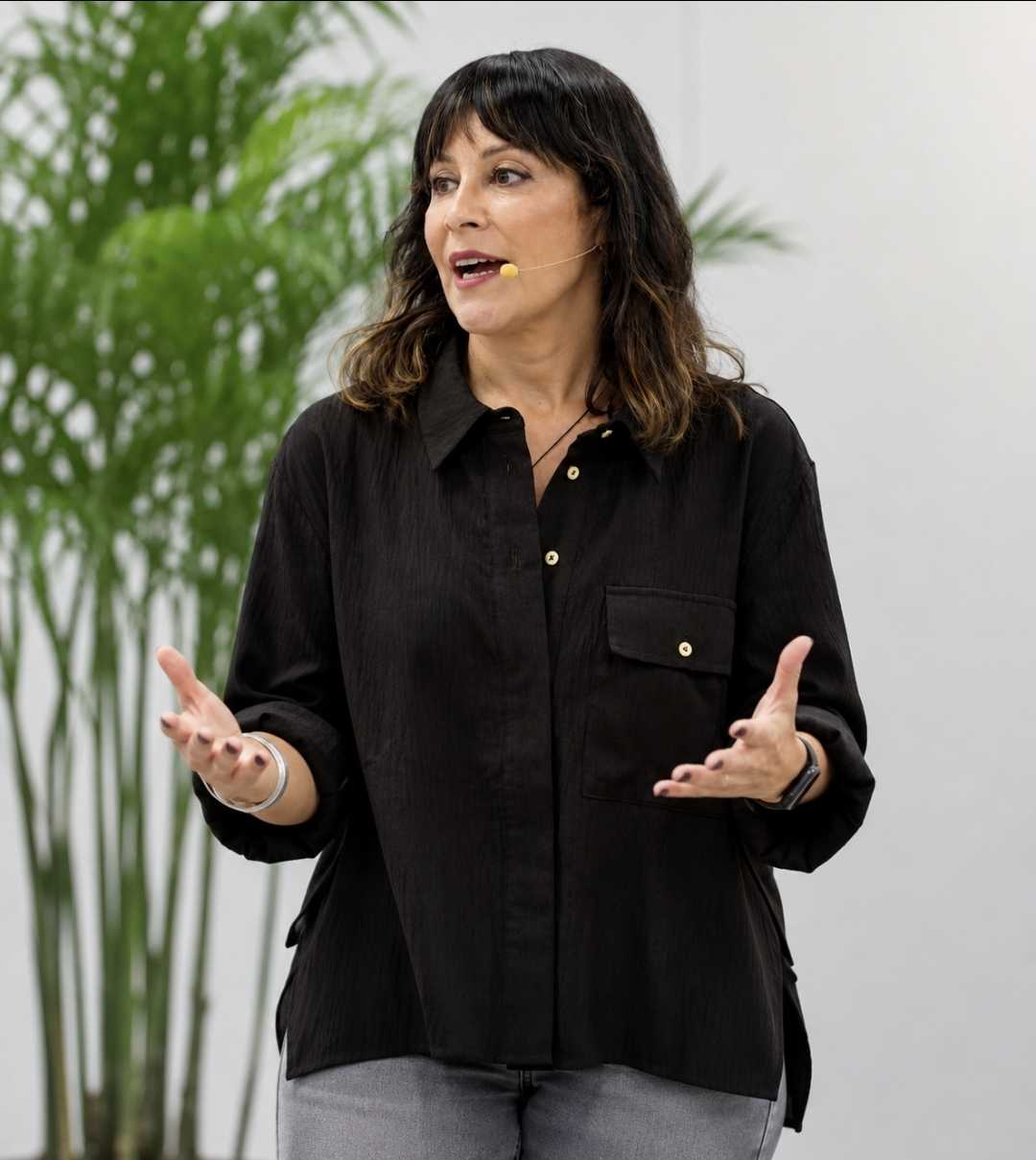 Retrato profesional de Ángela Medrano, estratega narrativa y consultora en comunicación.