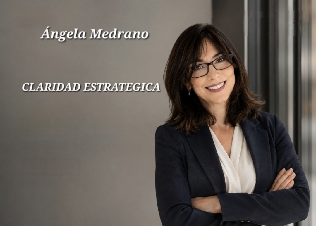 Retrato profesional de Ángela Medrano en entorno de trabajo