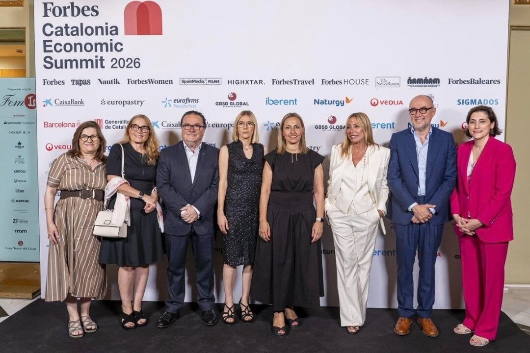 Ángela Medrano y otras asistentes posando ante el panel del Forbes Catalonia Economic Summit 2026