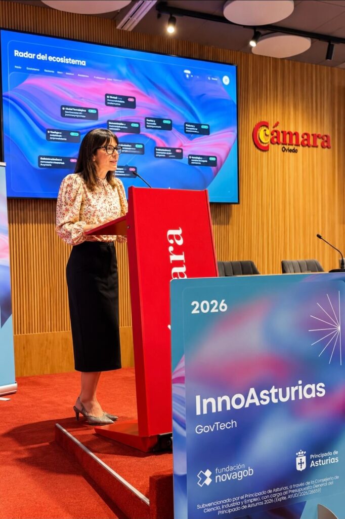Ángela Medrano en el escenario de la jornada InnoAsturias GovTech 2026, en la Cámara de Comercio de Oviedo